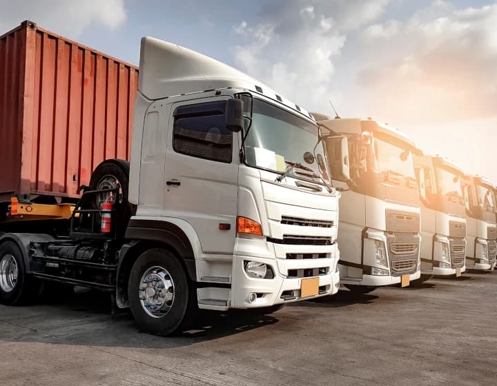 Kilka ciężarówek stojących na parkingu